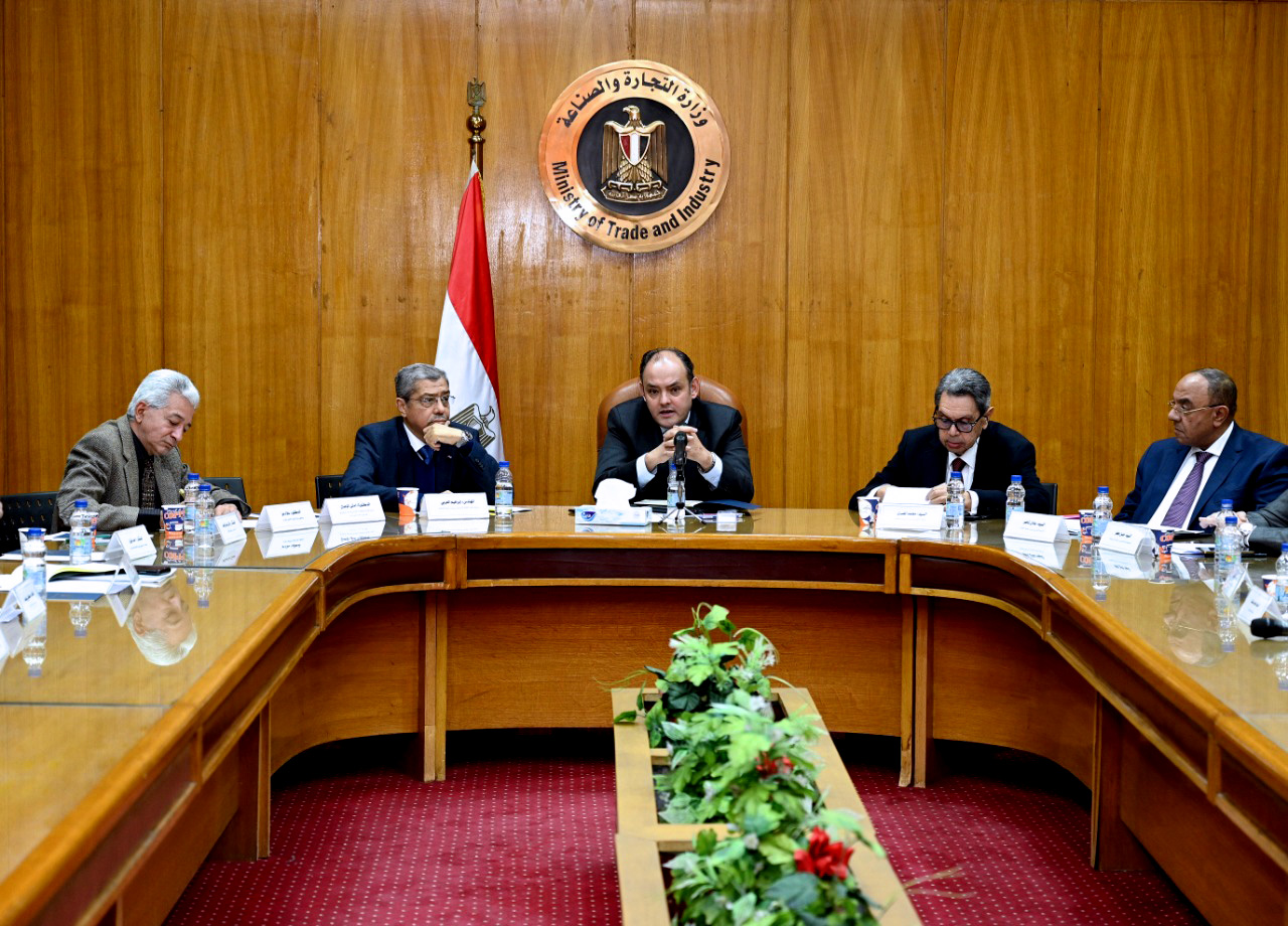 وزير التجارة والصناعة يؤكد التزام التجار والصناع بالحفاظ على وفرة المعروض من السلع الاستهلاكية وتحقيق استقرار في الاسعار